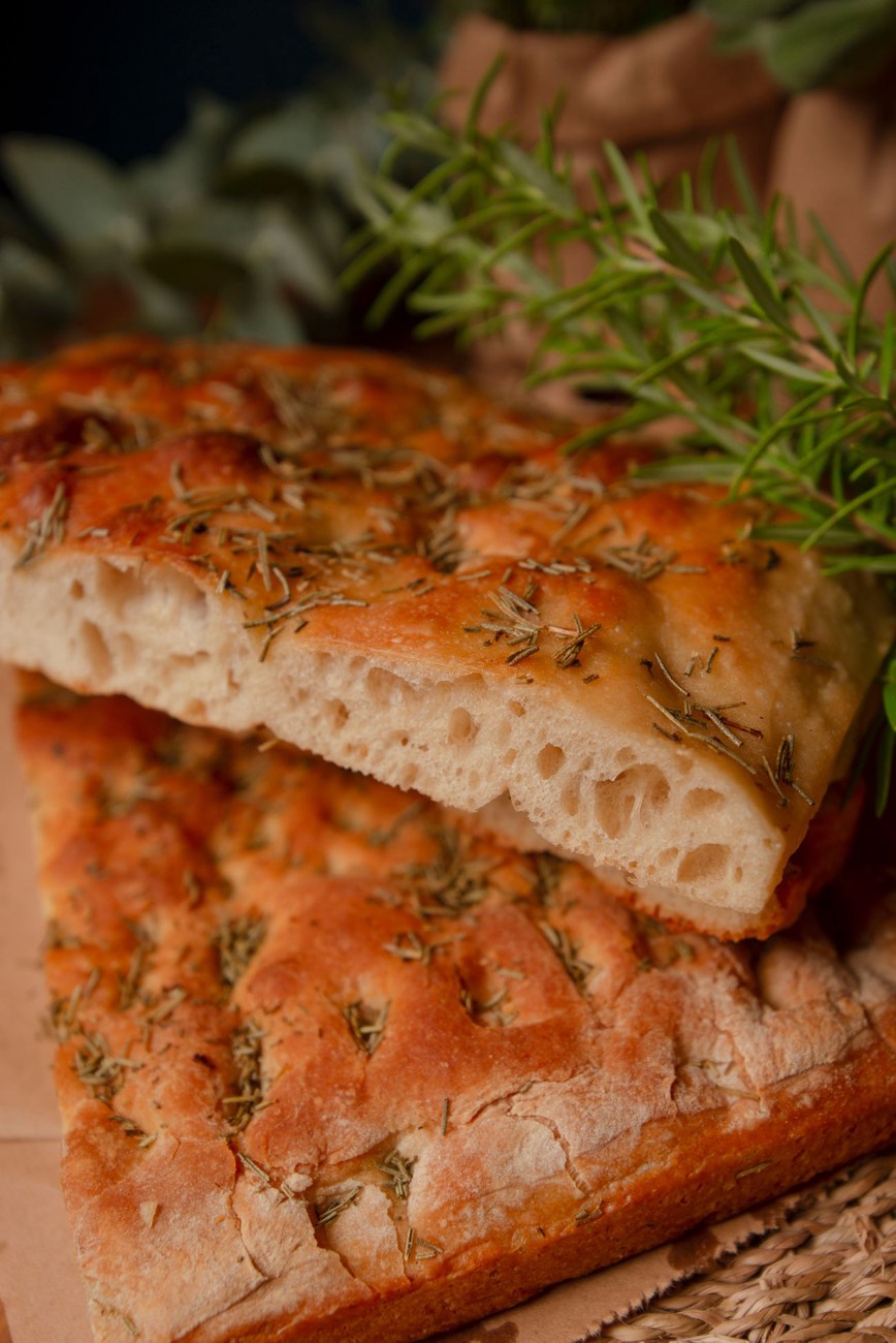 Focaccia dorata al rosmarino, soffice e fragrante