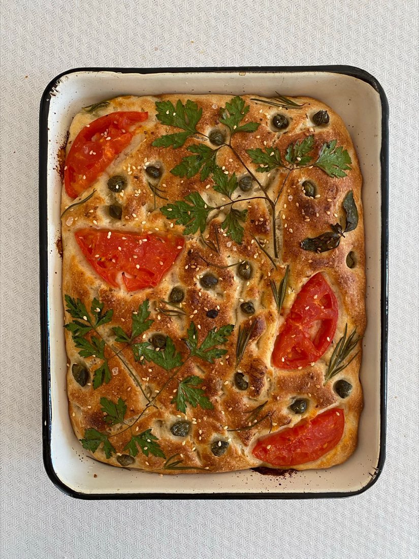 Focaccia e pizza in teglia con pomodorini, vista dall'alto nella teglia